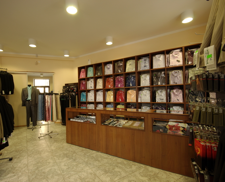 Eleganckie wnętrze salonu M&M Moda Męska we Włocławku